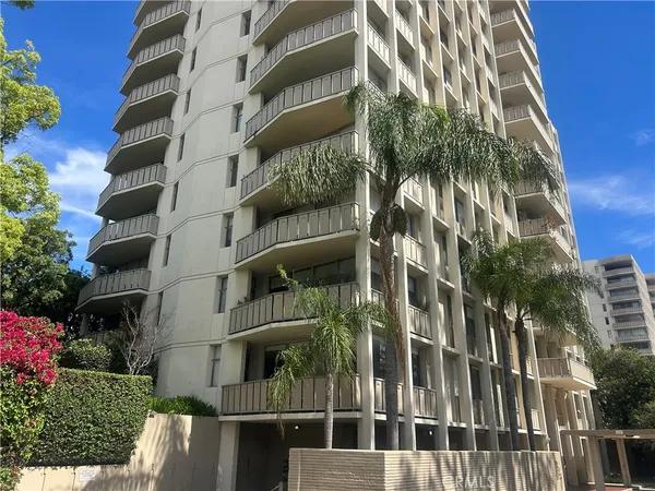 $695,000 | 4455 Los Feliz Boulevard, Unit 605, Los Angeles, CA 90027