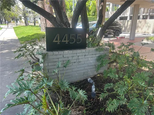 $695,000 | 4455 Los Feliz Boulevard, Unit 605, Los Angeles, CA 90027