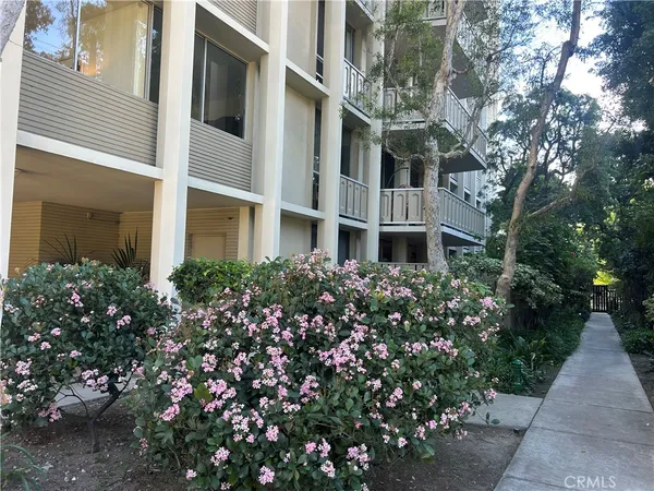 $695,000 | 4455 Los Feliz Boulevard, Unit 605, Los Angeles, CA 90027