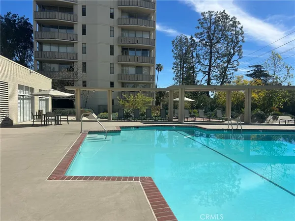 $695,000 | 4455 Los Feliz Boulevard, Unit 605, Los Angeles, CA 90027