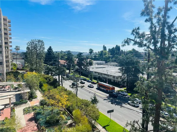 $695,000 | 4455 Los Feliz Boulevard, Unit 605, Los Angeles, CA 90027