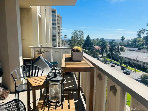 $695,000 | 4455 Los Feliz Boulevard, Unit 605, Los Angeles, CA 90027