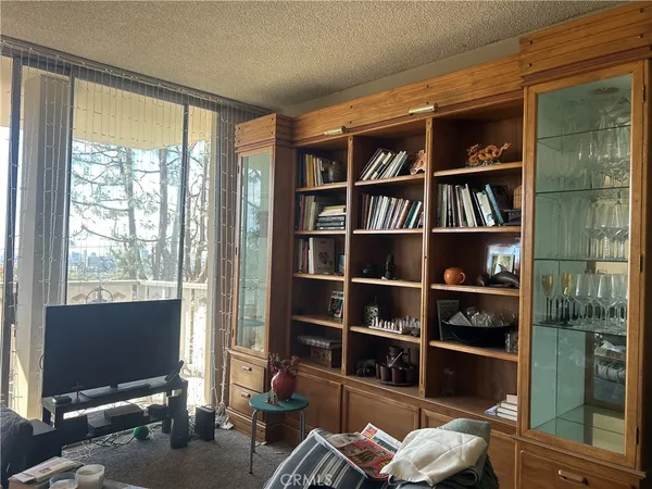 $695,000 | 4455 Los Feliz Boulevard, Unit 605, Los Angeles, CA 90027