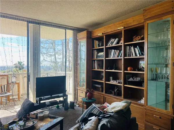 $695,000 | 4455 Los Feliz Boulevard, Unit 605, Los Angeles, CA 90027