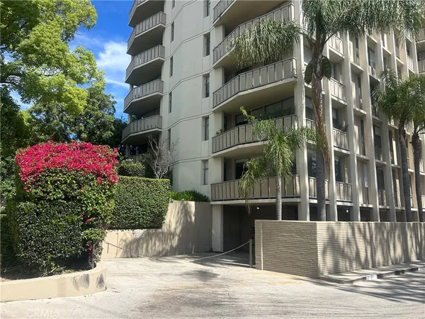 $695,000 | 4455 Los Feliz Boulevard, Unit 605, Los Angeles, CA 90027
