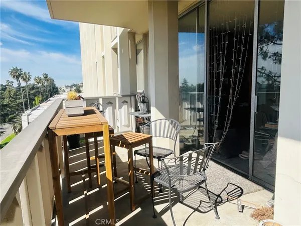 $695,000 | 4455 Los Feliz Boulevard, Unit 605, Los Angeles, CA 90027