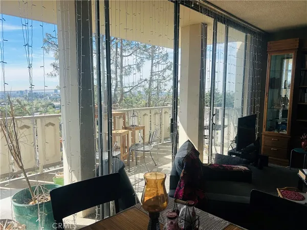 $695,000 | 4455 Los Feliz Boulevard, Unit 605, Los Angeles, CA 90027