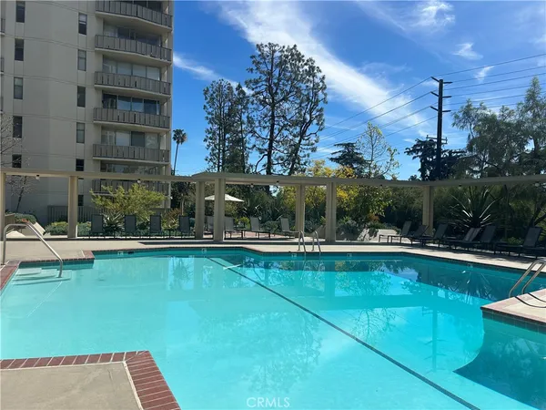 $695,000 | 4455 Los Feliz Boulevard, Unit 605, Los Angeles, CA 90027