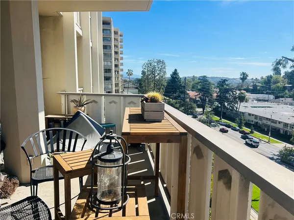 $695,000 | 4455 Los Feliz Boulevard, Unit 605, Los Angeles, CA 90027