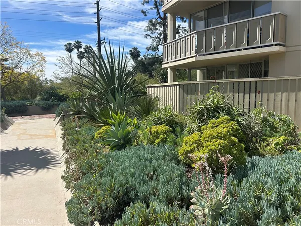 $695,000 | 4455 Los Feliz Boulevard, Unit 605, Los Angeles, CA 90027