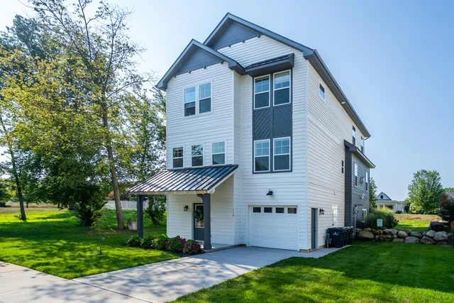 $1,100,000 | 118 Elkenburg Street, Unit 20, South Haven, MI 49090