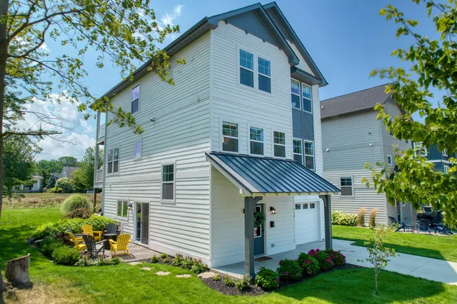 $1,100,000 | 118 Elkenburg Street, Unit 20, South Haven, MI 49090