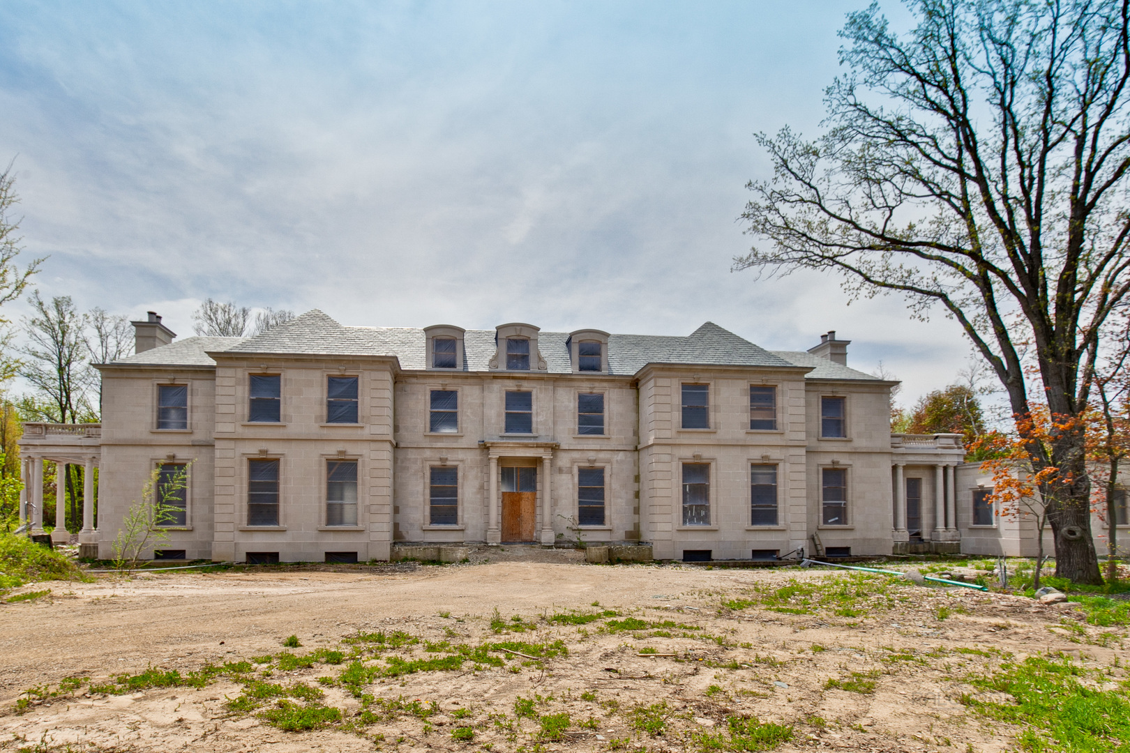 333 Foster Place Lake Forest, IL 60045 - Photo 3 of 21 a view of a building with a yard