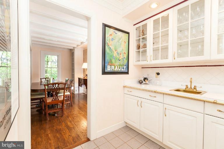 611 Edgevale Road Baltimore, MD 21210 - Photo 2 of 30 Butlers' Pantry / Wet Bar
