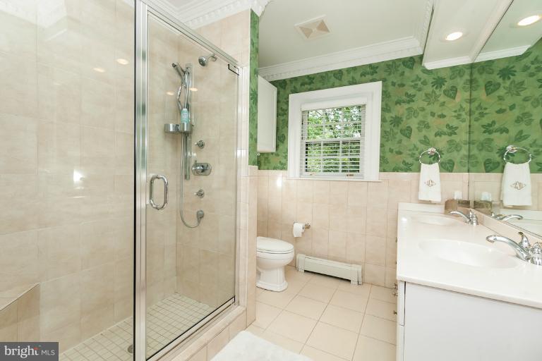 611 Edgevale Road Baltimore, MD 21210 - Photo 17 of 30 2nd floor bath