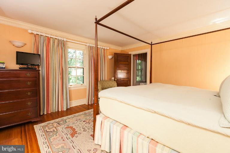 611 Edgevale Road Baltimore, MD 21210 - Photo 24 of 30 Master bedroom