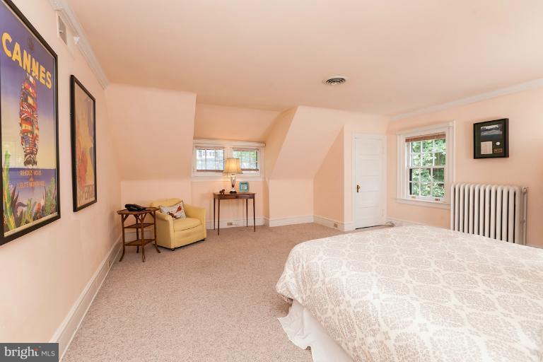 611 Edgevale Road Baltimore, MD 21210 - Photo 27 of 30 Attic bedroom