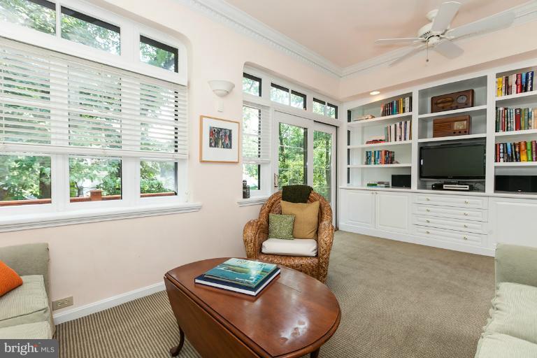 611 Edgevale Road Baltimore, MD 21210 - Photo 8 of 30 Family Room