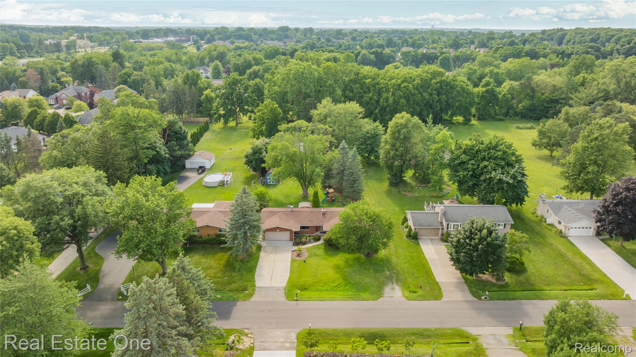2810 Walbridge Drive Rochester, MI 48307 - Photo 51 of 58 Expansive residential property featuring a single-story home with an attached garage, a broad paved driveway, and mature landscaping