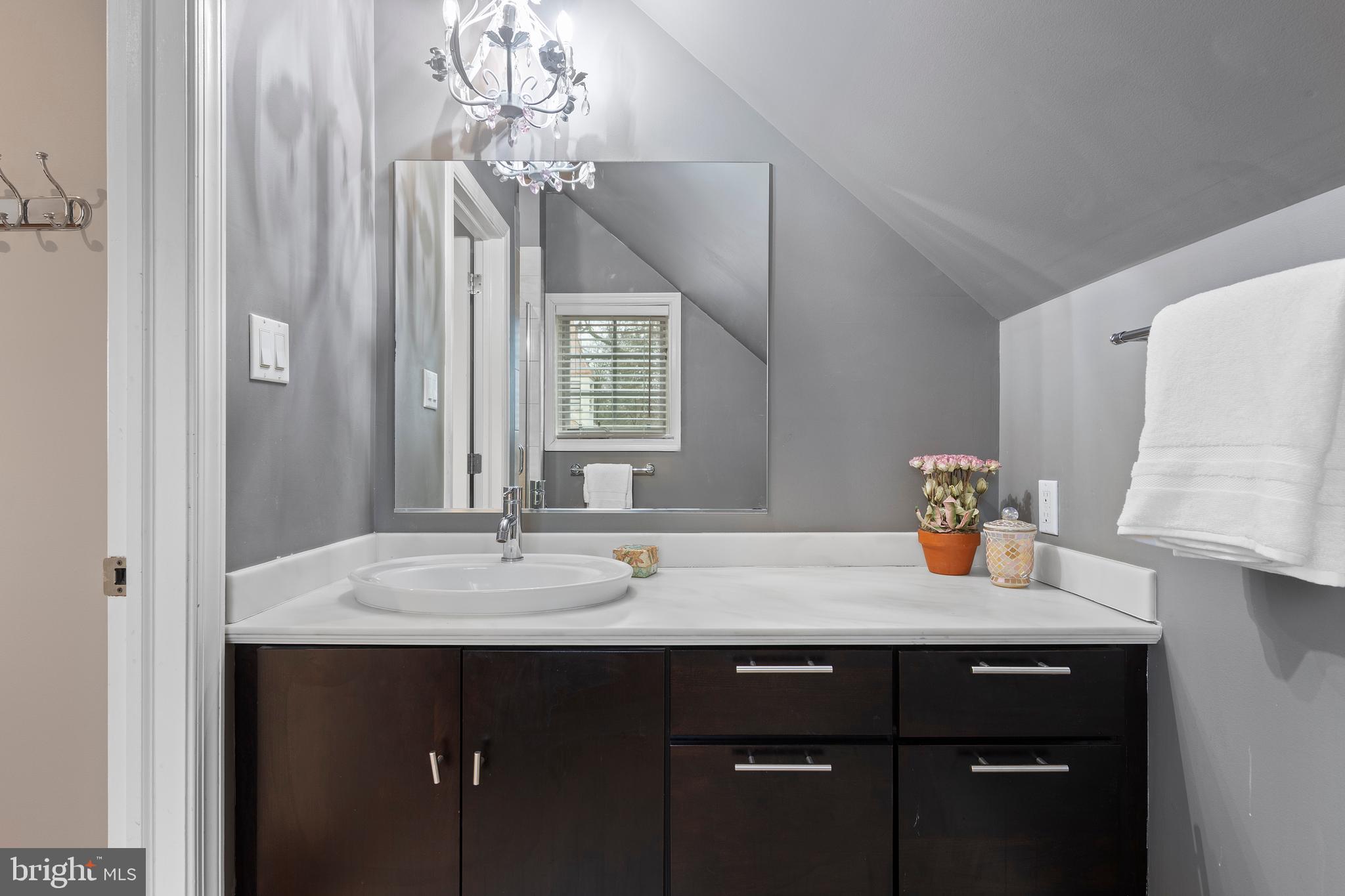 152 Hunters Lane Devon, PA 19333 - Photo 47 of 57 Ensuite bath for BR 3