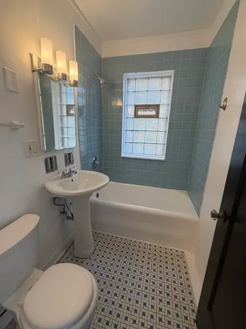$2,500 | 7544 North Oakley Avenue, Unit 2, Chicago, IL 60645