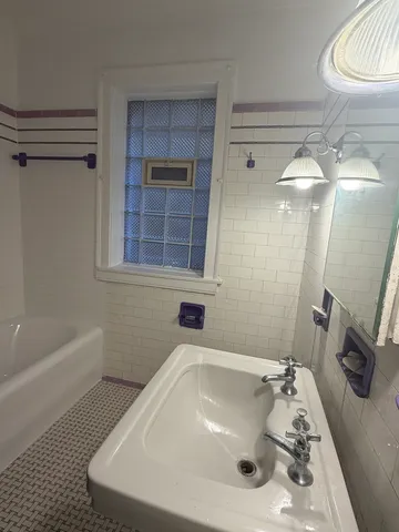 $2,500 | 7544 North Oakley Avenue, Unit 2, Chicago, IL 60645