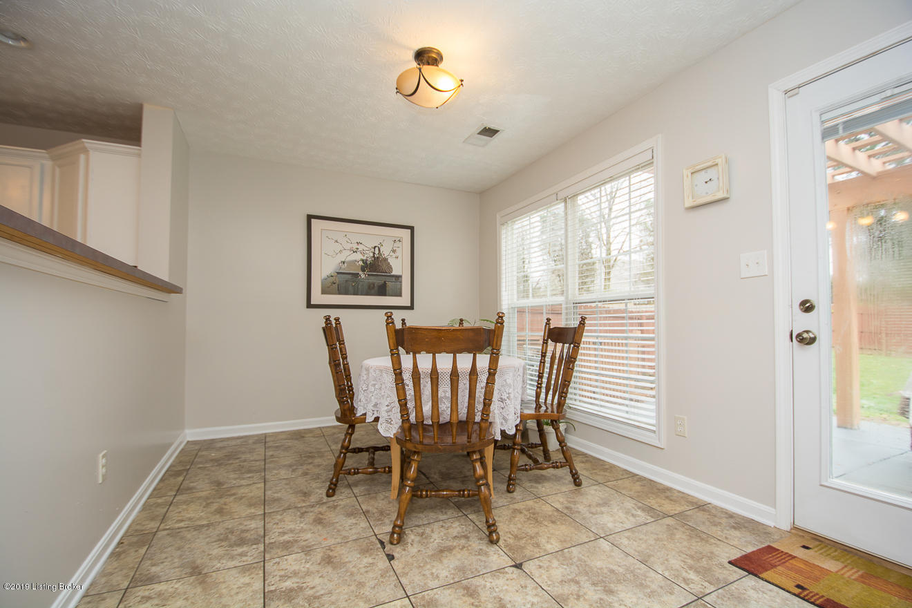 7216 Quindero Run Road Louisville, KY 40228 - Photo 15 of 35 Kitchen Dining area
