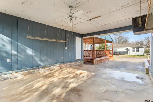 a view of a livingroom with seating space