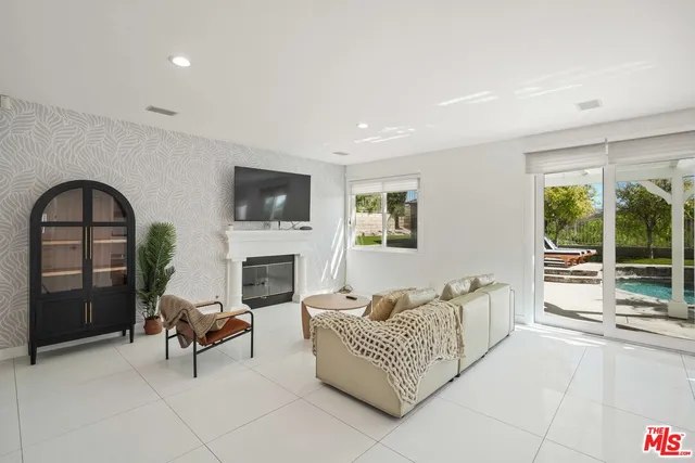 a bathroom with a toilet