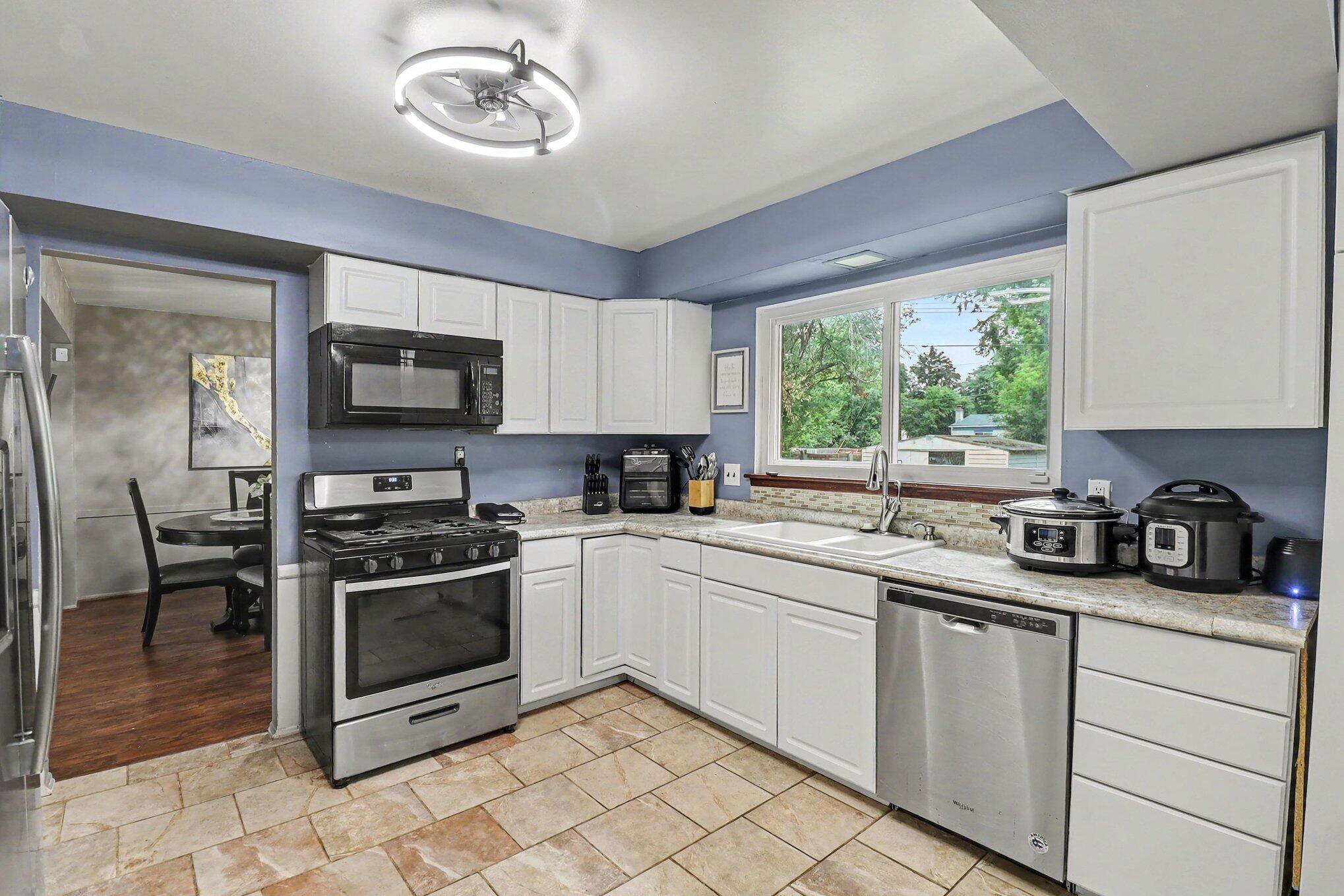 16360 Rutherland Street East Southfield, MI 48076 - Photo 9 of 29 014_file_2086