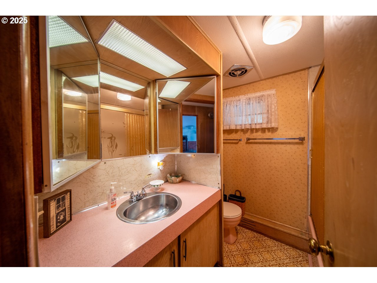 1900 Rowe Street Reedsport, OR 97467 - Photo 13 of 42 Bathroom