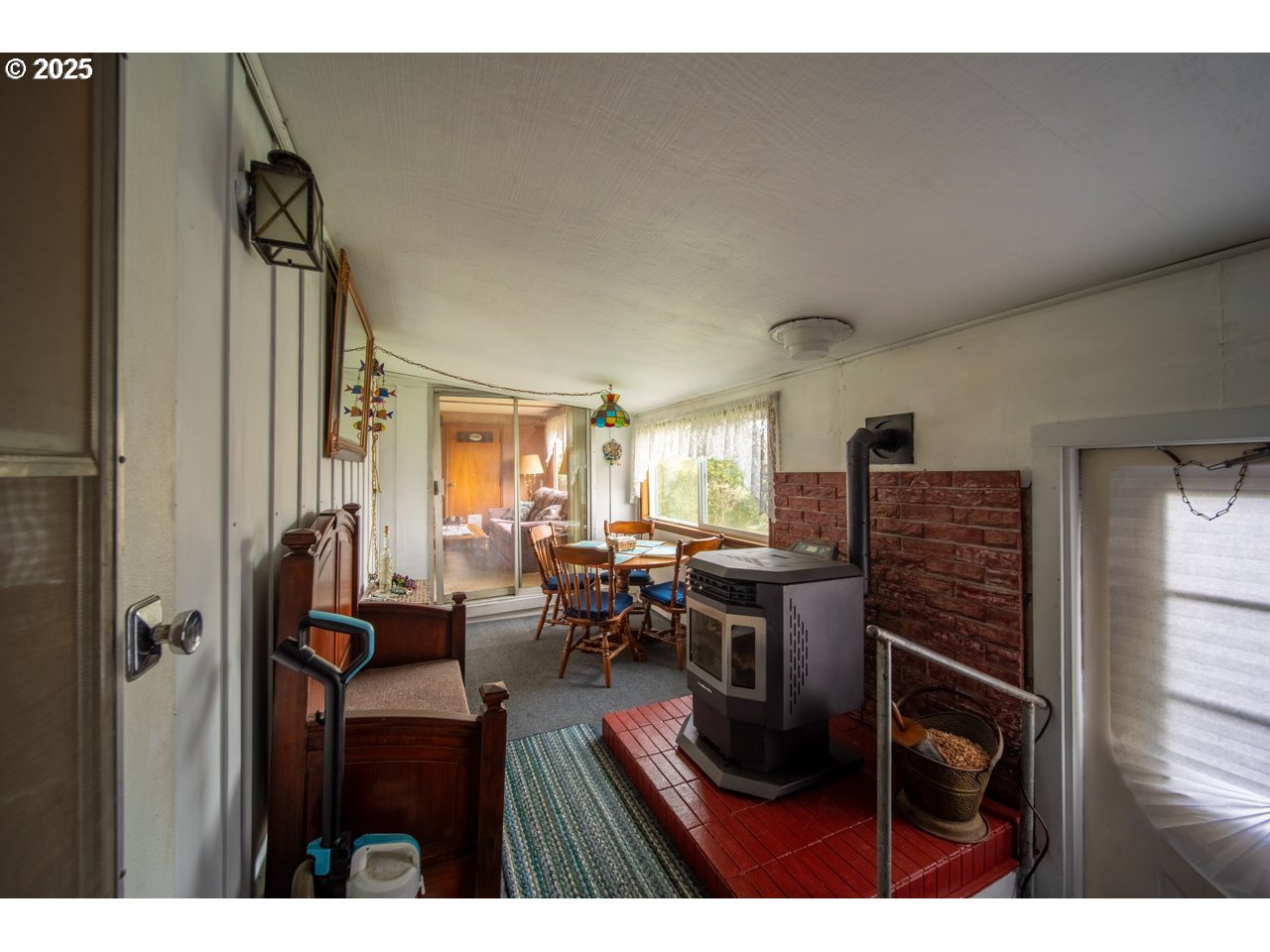 1900 Rowe Street Reedsport, OR 97467 - Photo 15 of 42 Family Room