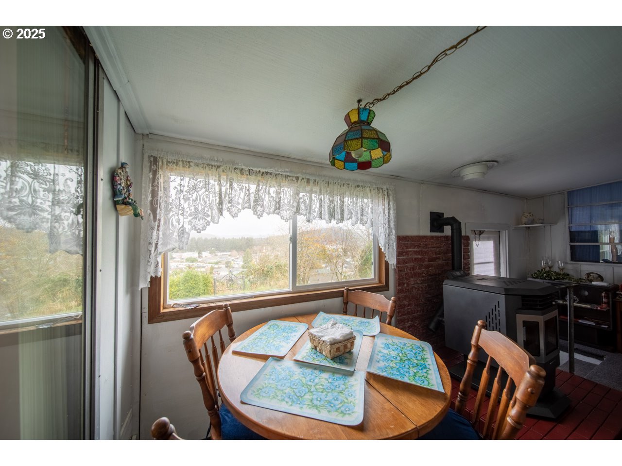 1900 Rowe Street Reedsport, OR 97467 - Photo 16 of 42 Family Room