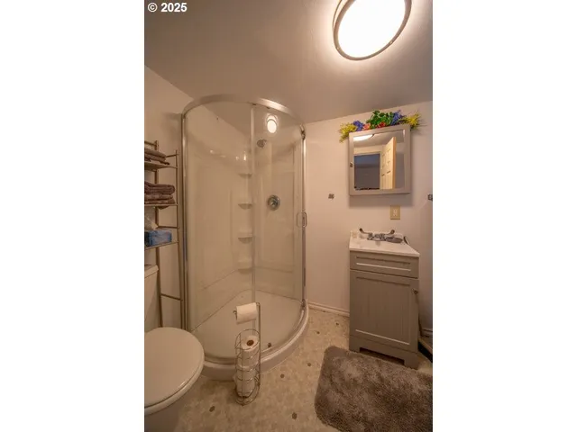 a view of washer and dryer in a utility room