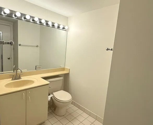 $2,050 | 6340 Americana Drive, Unit 722, Willowbrook, IL 60527