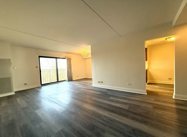 $2,050 | 6340 Americana Drive, Unit 722, Willowbrook, IL 60527