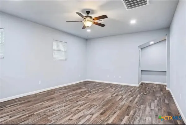 $1,050 | 117 South Emma, Unit B, Bartlett, TX 76511