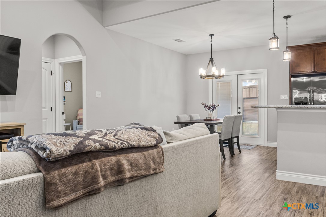 314 Blue Jay Loop Victoria, TX 77905 - Photo 11 of 27 a view of a livingroom with furniture and wooden floor