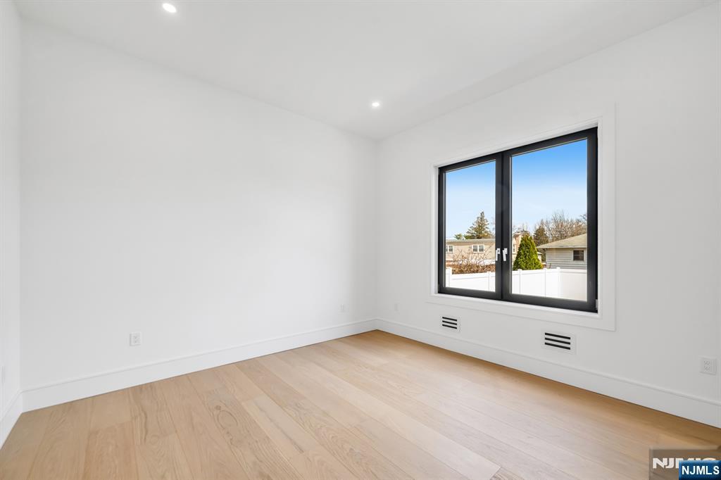 356 Bullard Avenue Paramus, NJ 07652 - Photo 23 of 50 an empty room with a window