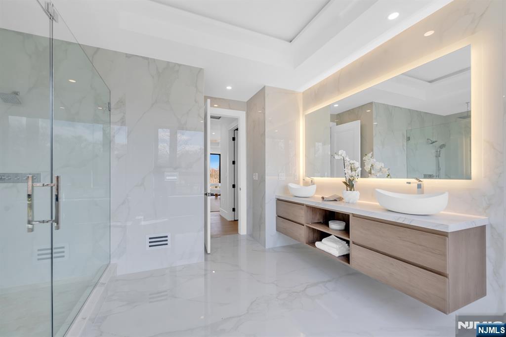 356 Bullard Avenue Paramus, NJ 07652 - Photo 31 of 50 a bathroom with a shower sink and mirror