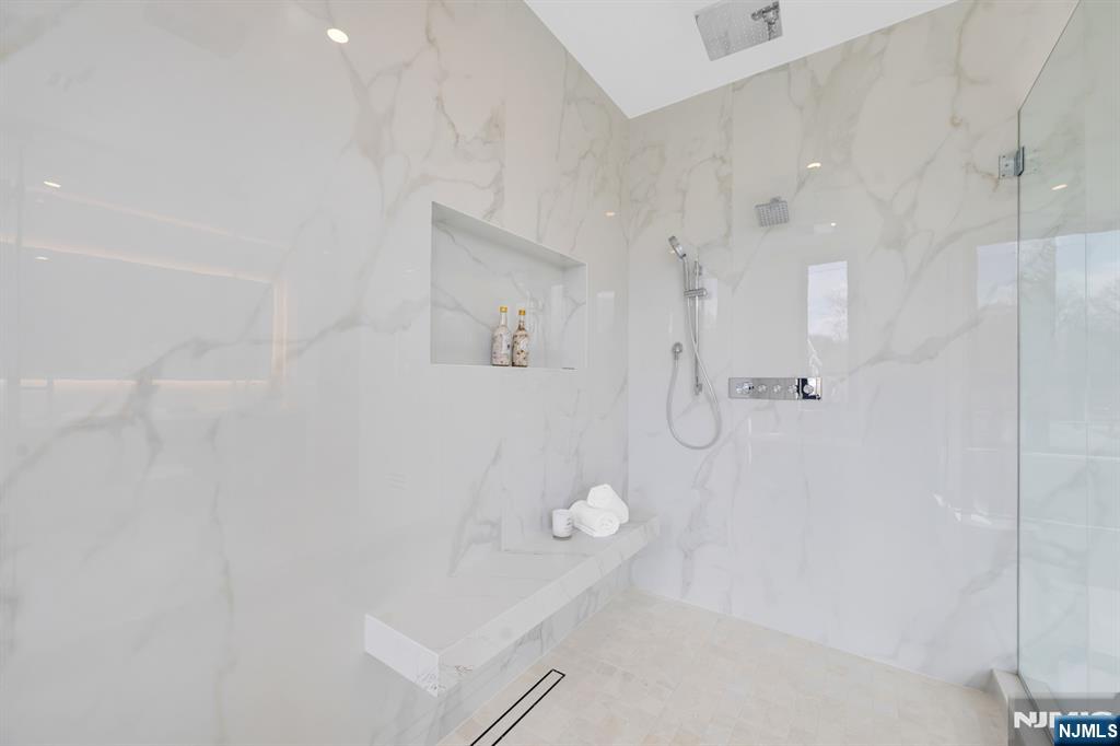 356 Bullard Avenue Paramus, NJ 07652 - Photo 35 of 50