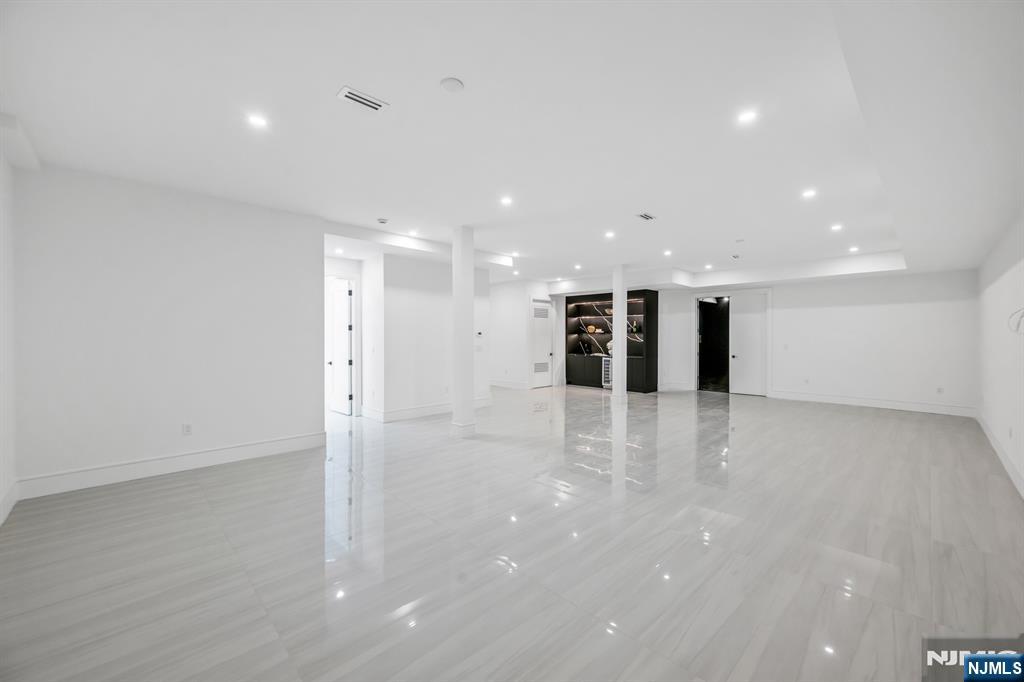 356 Bullard Avenue Paramus, NJ 07652 - Photo 42 of 50 a view of an empty room