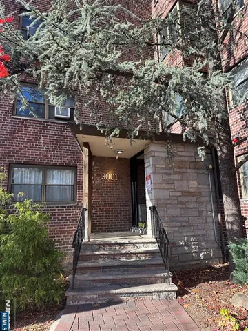 $1,725 | 3001 Edwin Avenue, Unit 2E, Fort Lee, NJ 07024