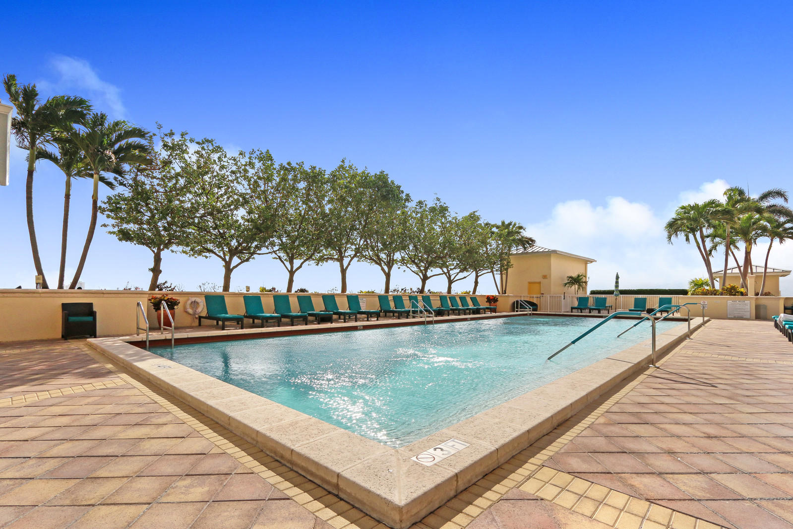 2640 Lake Shore Drive, Unit 809 Riviera Beach, FL 33404 - Photo 31 of 38 28_Image-26_mls