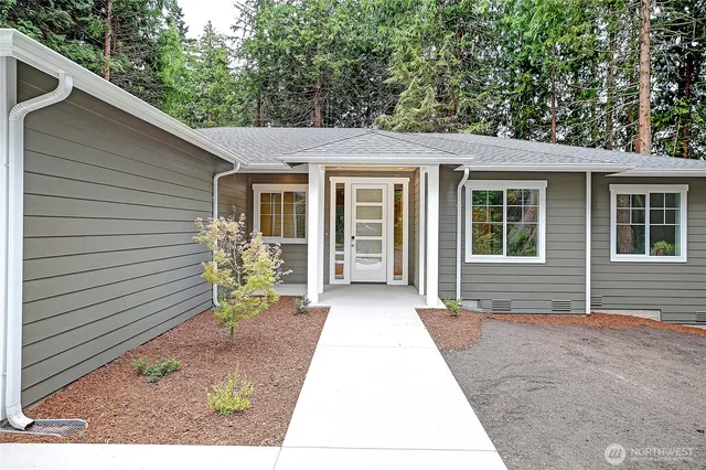 a view of a house with a backyard