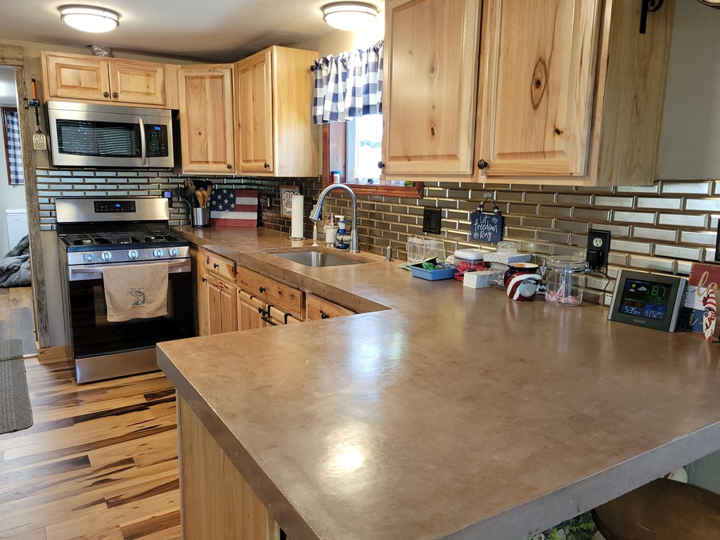 10125 Round Valley Road Cascade, ID 83611 - Photo 7 of 23 Appliances included