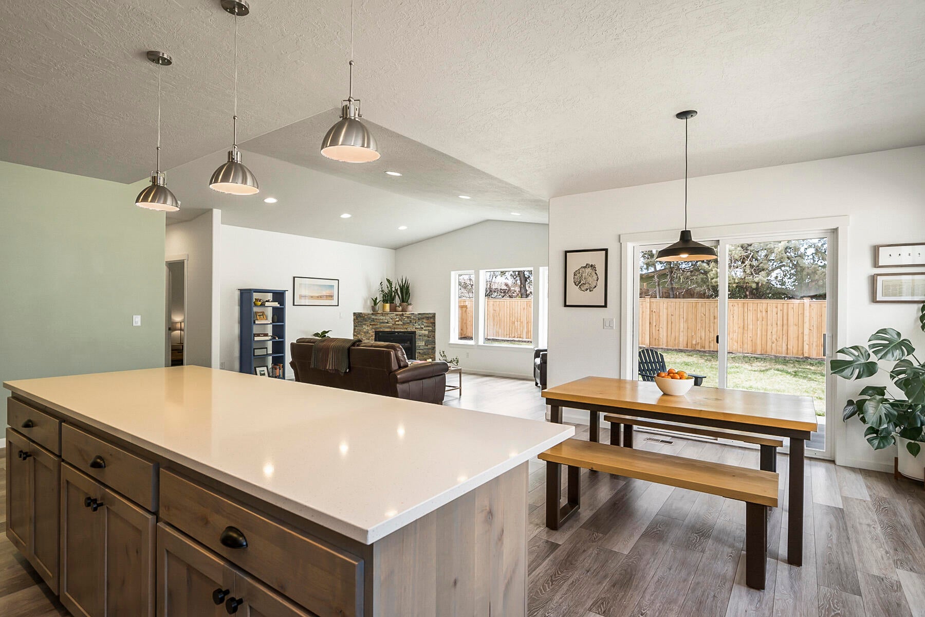 723 Northwest Rimrock Drive Redmond, OR 97756 - Photo 16 of 35 Kitchen and Dining