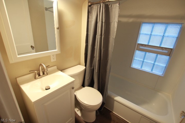 3606 Shelby Road Youngstown, OH 44511 - Photo 17 of 33 Full bathroom featuring shower / bath combo with shower curtain, a wealth of natural light, large vanity, and toilet