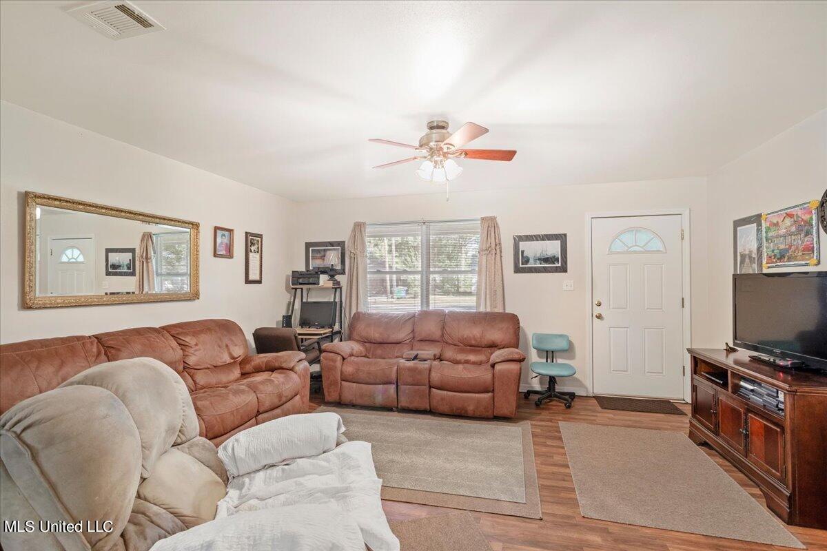 3612 Berkshire Road Moss Point, MS 39562 - Photo 3 of 24 03-Living Room