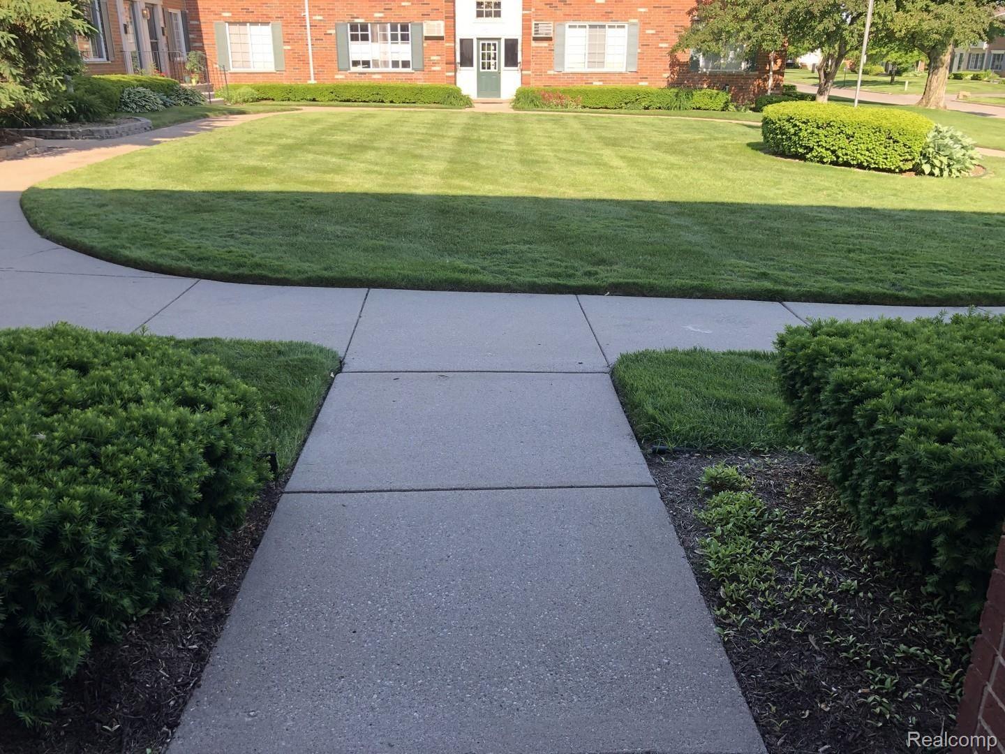 451 Miller Avenue Rochester, MI 48307 - Photo 3 of 21 View from front entry.JPG